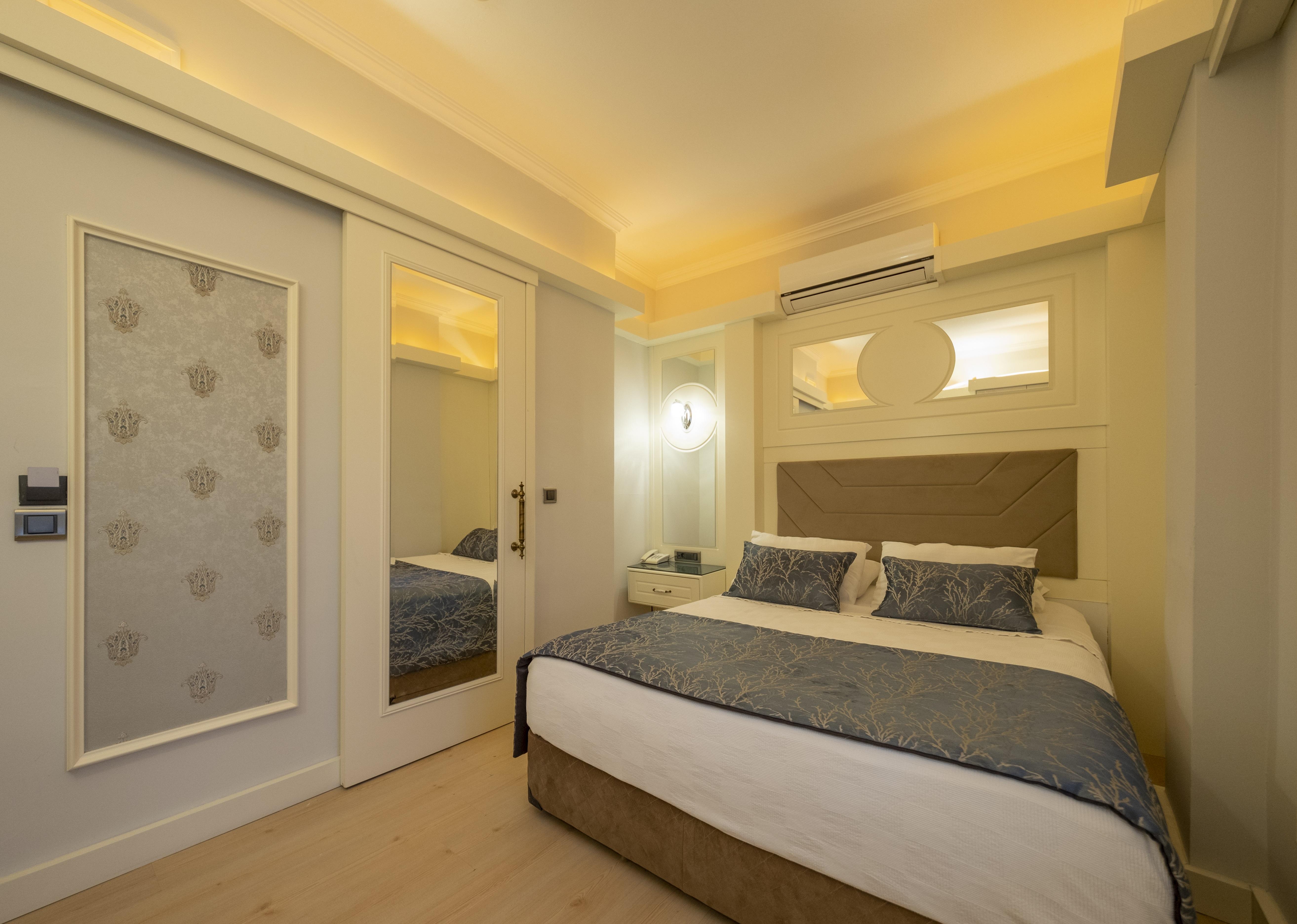 Castle Old Town Hotel Анталия Екстериор снимка